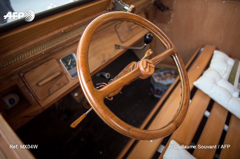 afpfr's tweet photo. Une 2 CV en bois prête à rouler: le pari fou d'un ébéniste https://t.co/GVcmYddoct #AFP https://t.co/bzhYOiAsDM
