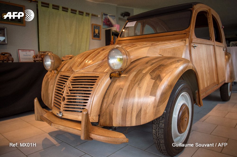 afpfr's tweet photo. Une 2 CV en bois prête à rouler: le pari fou d'un ébéniste https://t.co/GVcmYddoct #AFP https://t.co/bzhYOiAsDM