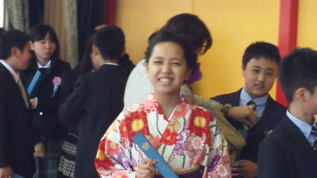 Cocoro Mom そして今日は 卒業式 担任の男の先生も お友達もptaの会長をしてくれていたママも涙涙で こっちまで泣いてまうやろ 無事に大きな行事を終えて私はホッとひと安心 小学校 卒業式 袴