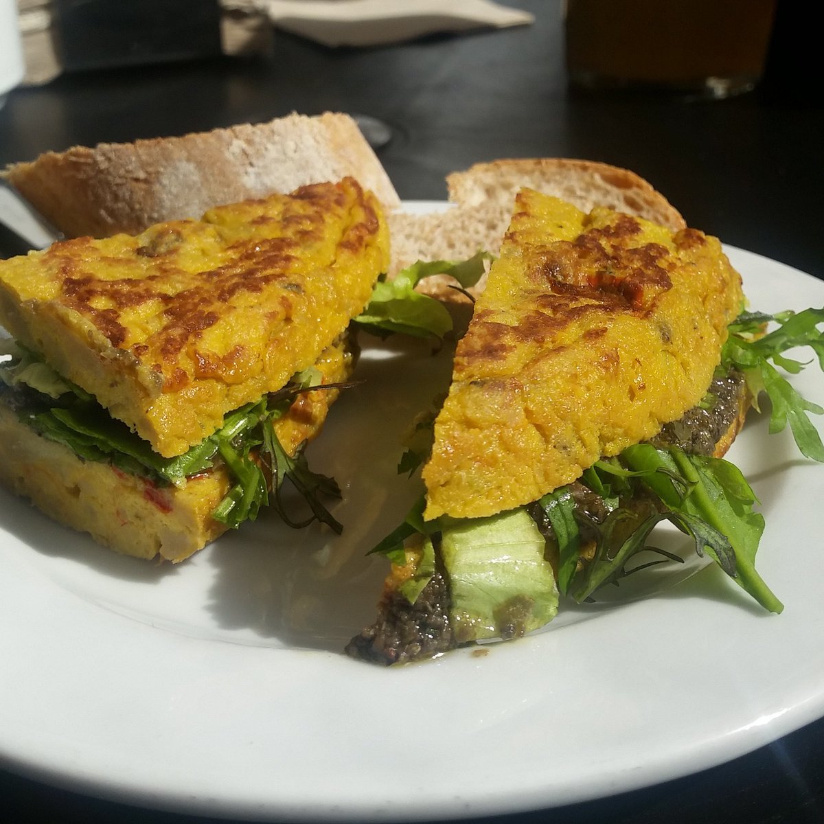 GaliciaMaxica's tweet photo. Tomando fuerzas en #Taskatenda, en #Salvaterra. Tortilla vegetal con paté de oliva negra. Muy rica! Verdad @SESEIXA ? @SastrePaco https://t.co/9rbZnBIZ4e
