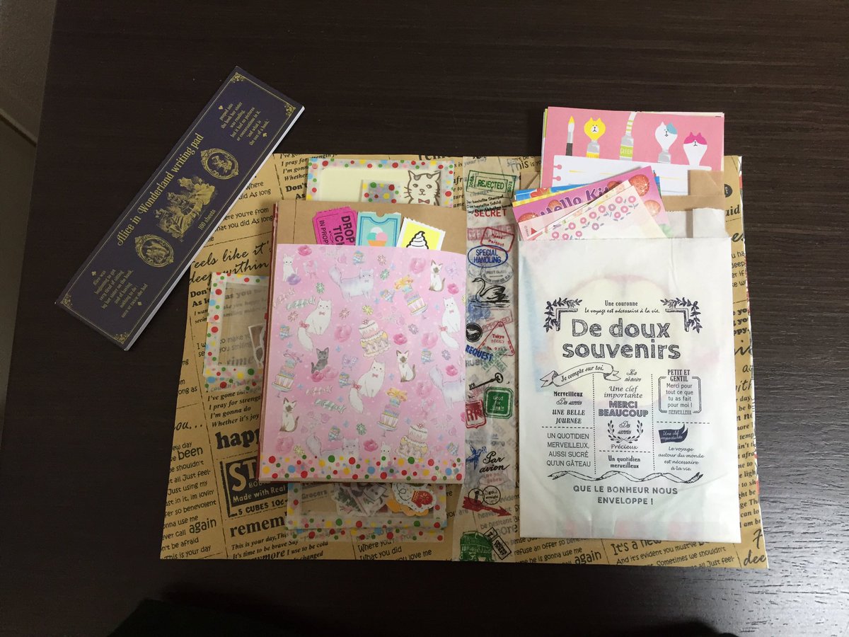 QniQ1's tweet photo. @cocoron5678 様からお裾分けファイルが届きました！
お裾分けファイル以外に新品の紙モノをたくさんプレゼントしてくださいました🙇
私の好きなアリスも入れてくださり、嬉しかったです😭
ありがとうございました✨ https://t.co/rCkkAKzN2A