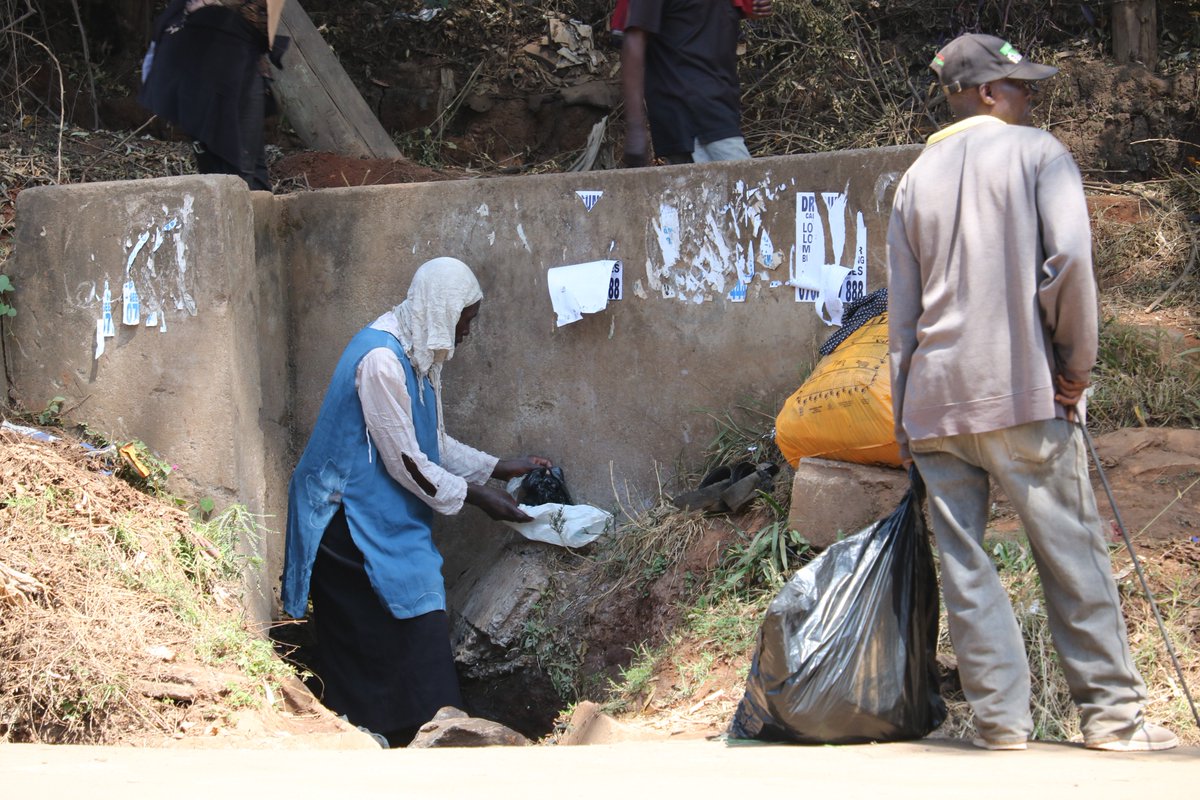 LuvayoC's tweet photo. #UpperHillCleanUp she didnt care at all but her mission was to see the clean up is a success.......what a spirit https://t.co/PLXXRdu3B7
