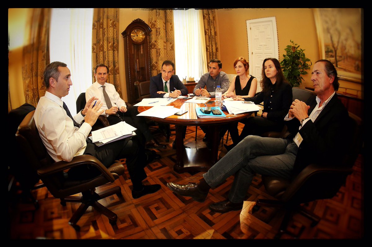 sanchezcesar's tweet photo. Con mi equipo preparando la agenda de la próxima semana #trabajoenequipo #estápasando https://t.co/yj53NMrMsr