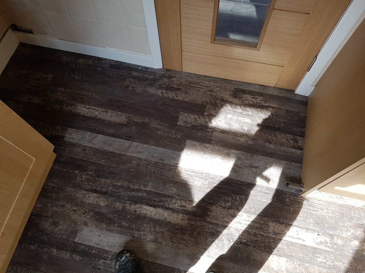 rubyflooringltd's tweet image. Kitchen in house refurbishment fitted with @KarndeanFloors vinyl tiles looks stunning 👍👌