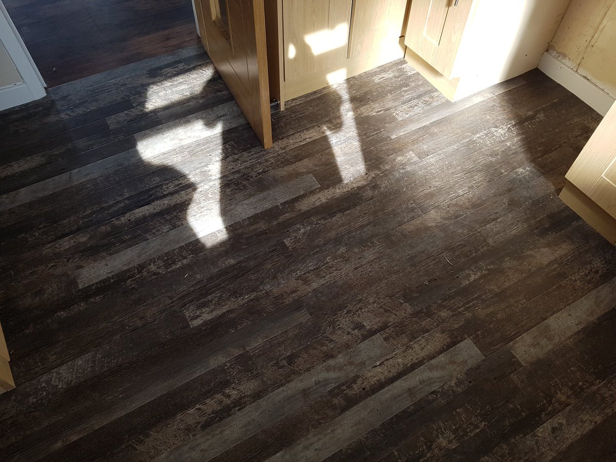 rubyflooringltd's tweet image. Kitchen in house refurbishment fitted with @KarndeanFloors vinyl tiles looks stunning 👍👌