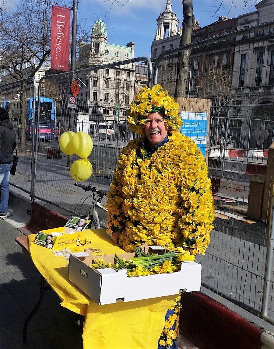 DublinTown's tweet photo. Can we get a round of applause for this guy on O'Connell Street doing his bit for #DaffodilDay all in aid of @IrishCancerSoc #DublinTown https://t.co/gfpNThcMUH