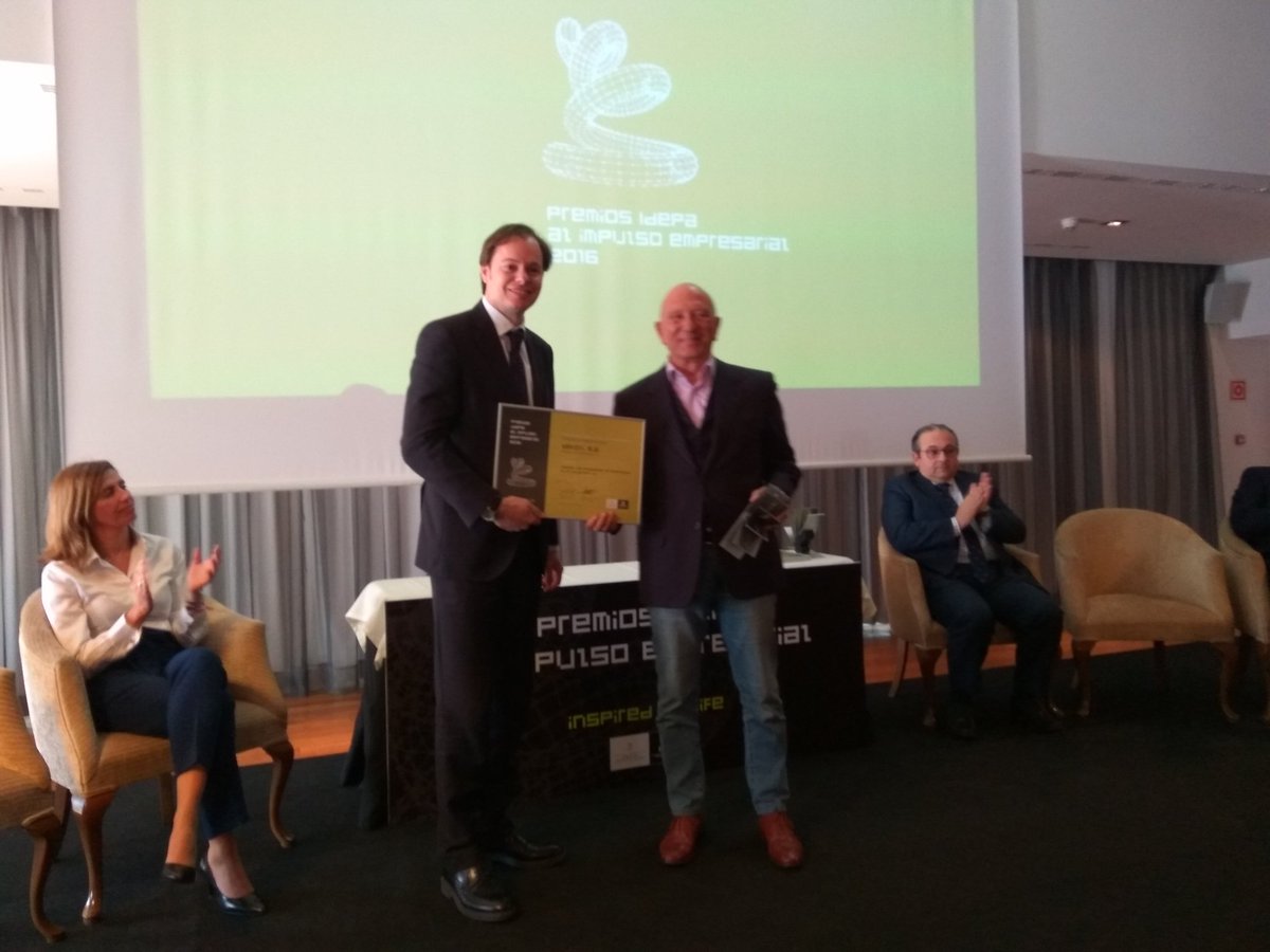 agenciasekuens's tweet photo. El director general de Innovación y Emprendimiento, Francisco José Delgado, entrega a @tekox_es el Premio al Proyecto Innovador https://t.co/ws4xE6DbV5