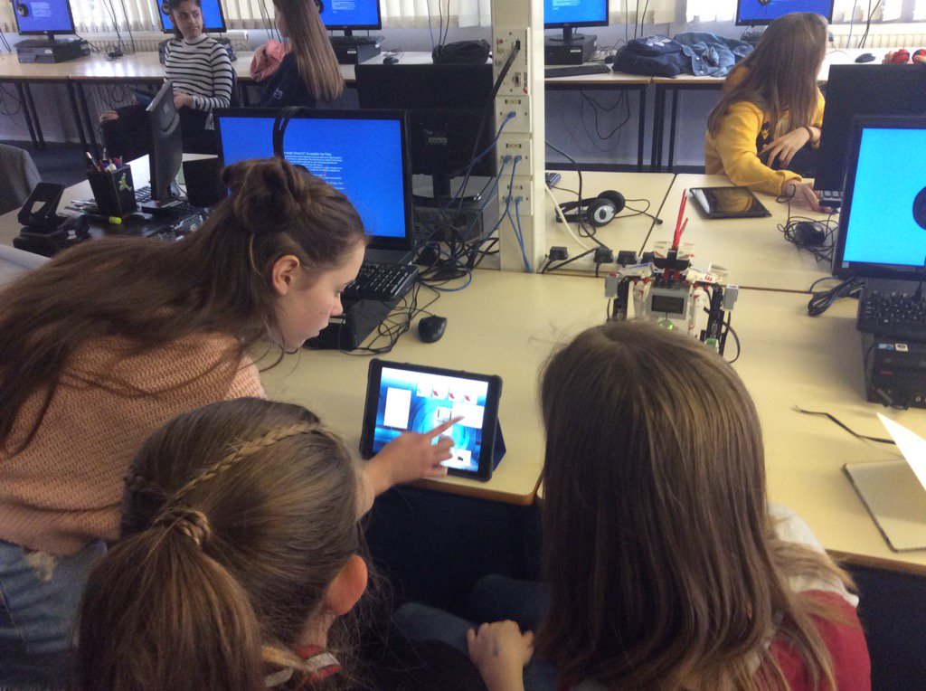 THSch_Computing's tweet photo. U4 students learning about robot coding from their peers. #thcomputing https://t.co/3dYugAN4zG