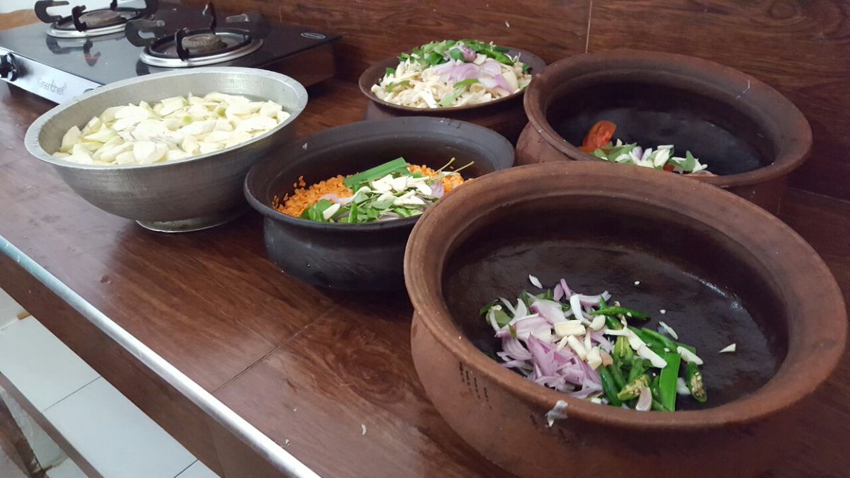 pandesandeep's tweet photo. Earthenware pots. #Chattis #Misenplace #Weligama #WeligamaDiaries #WeAreTheBenchmark #TerraCotta #OnePotDishes https://t.co/jmVVT5Lh4r