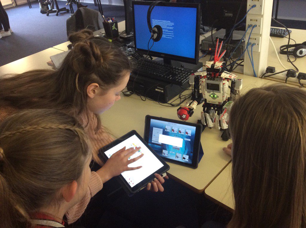 THSch_Computing's tweet photo. iPads and Lego Mindstorms robots working together. Peer learning in U4 computing. #thcomputing #ipads https://t.co/g4Mm7UkoHL