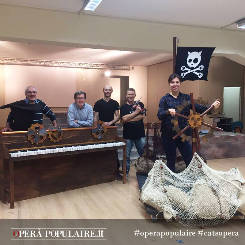 _OperaPopulaire's tweet photo. Vi presentiamo lo #staff tecnico di #OperaPopulaire che sta montando il palco per gli #show di questo weekend! #catsopera #stage https://t.co/QdHVJe0dO8