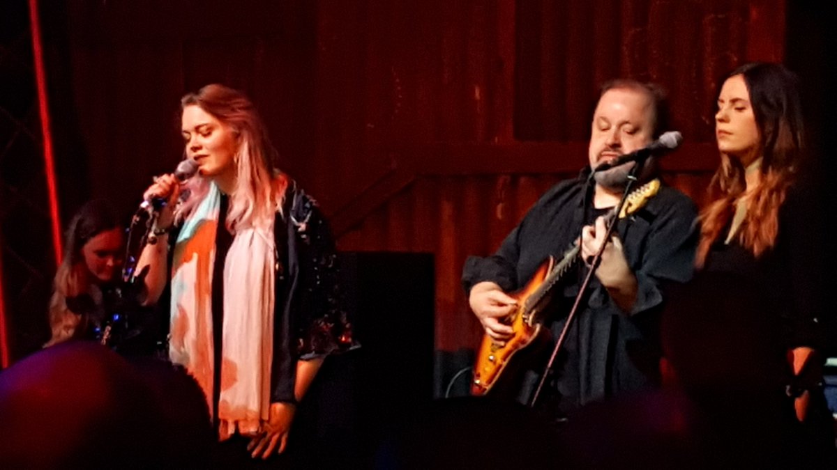 RodJKidd's tweet photo. #MarillionWeekend first live act @syylf with a little help from @daveyfoz and @steverothery :-) #pz17 @MarillionOnline https://t.co/FZ7cxCi2hg