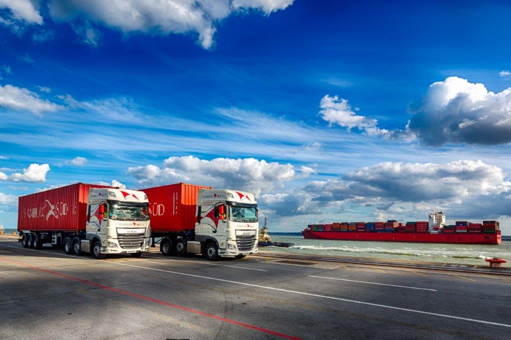 SevenLincs's tweet photo. Nice couple of shots of two of our Hamburg sud vehicles in @LondonGatewayUK https://t.co/XqZlZh85Mn
