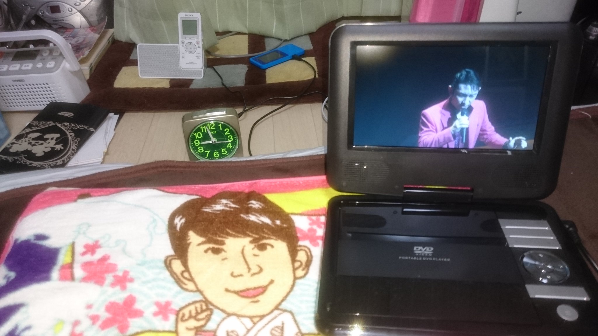 みかん 今日 ドンキホーテで７型ポータブルdvdプレーヤーを買ってきたので 福田こうへいさんの新歌舞伎座のdvdを観ています これで 毎晩素敵な歌手のdvdが観られるから 仕事の疲れも吹っ飛ぶことでしょうね O T Co Ascymtcoeu