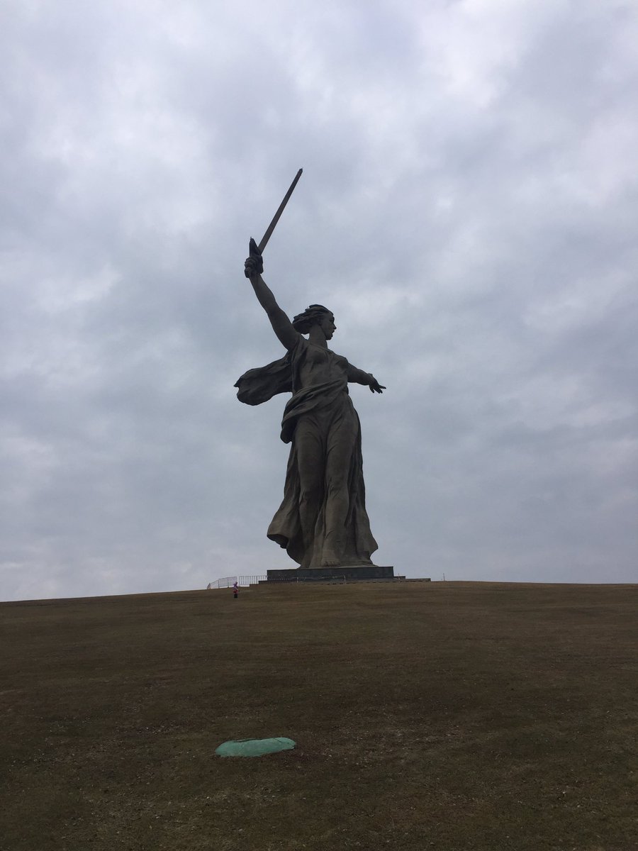 navalny's tweet photo. Всем привет из Волгограда. Первый раз здесь. Сразу поехал посмотреть на неё. Мощь. Великий памятник великим событиям. https://t.co/OUDGRona04