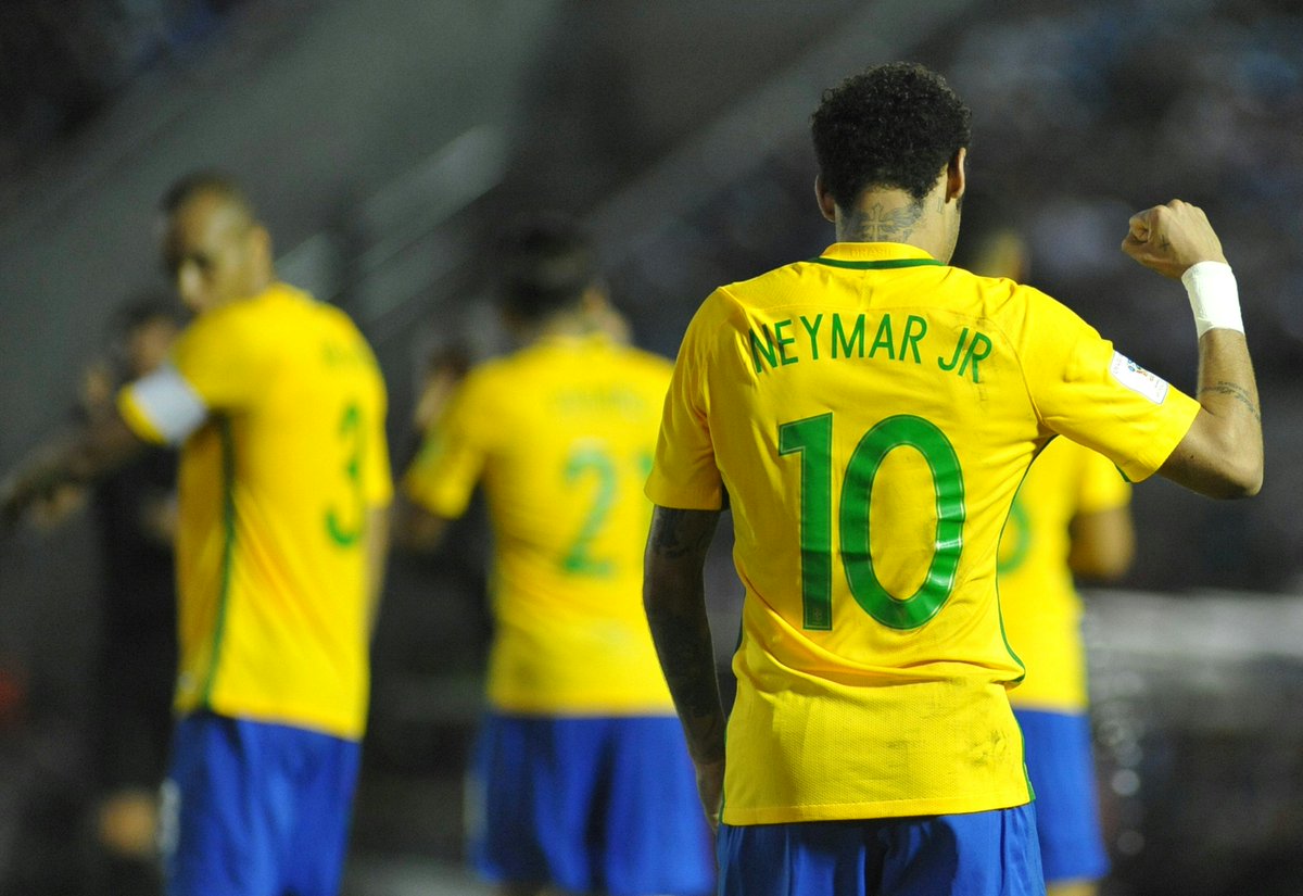 ChampionsLeague's tweet photo. Neymar has now scored 51 goals in 76 games for Brazil...

Only Pelé, Ronaldo &amp; Romário have more for the Seleção. 👌 #UCL https://t.co/uNCVj7MmB7