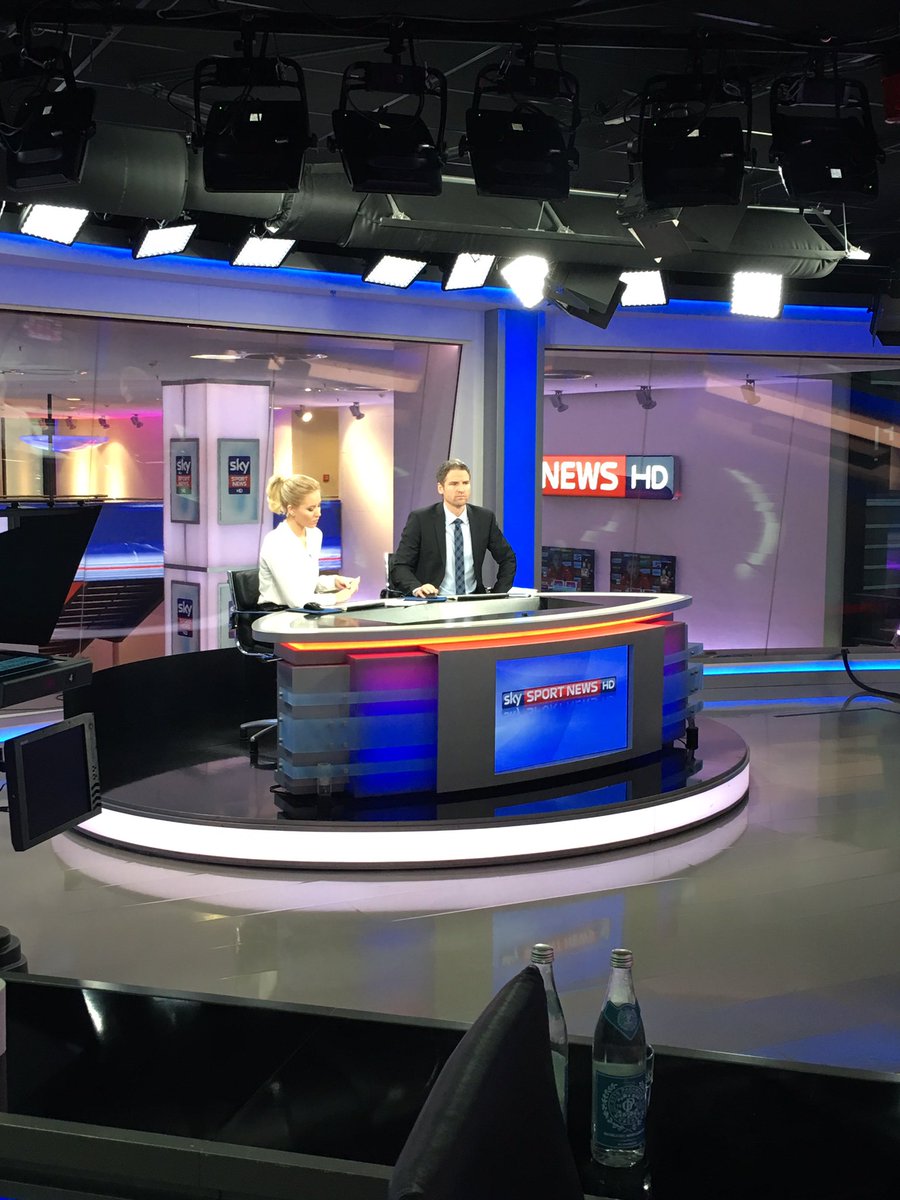 prpreis_dprg's tweet photo. Live dabei bei @SkySportNewsHD #bus1 besucht auf der #dprgtour den Newsroom 🎬🎥 Faszinierend! 😱 #prpreis https://t.co/6aUy3yZ4aZ