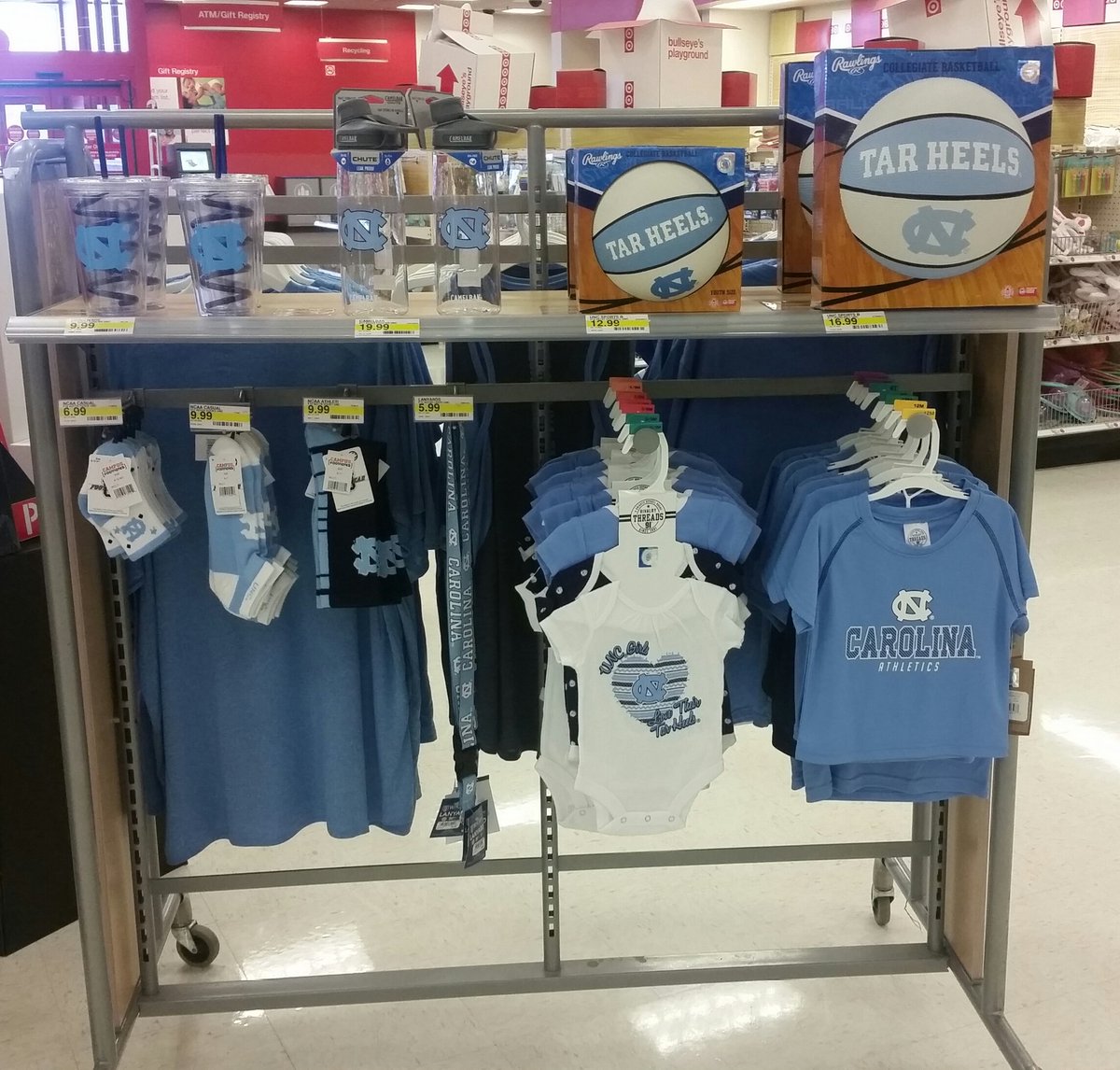 fabfrugal_12's tweet photo. @Target store #T1824 is ready for the Sweet 16!!! Let's go Heels!!! #fancentral #VisualDiva #thisiswhatIdo #UNC #GoHeels @nwilliamsUNC https://t.co/hvnRfSh9EA