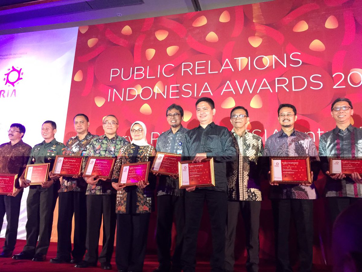 BPOM_RI's tweet photo. 3. Penghargaan ini @pennyklukito didedikasikan unt seluruh media di Indonesia yg telah mengawal &amp; membantu BPOM #PRIA2017 https://t.co/qS6tUBrGDf