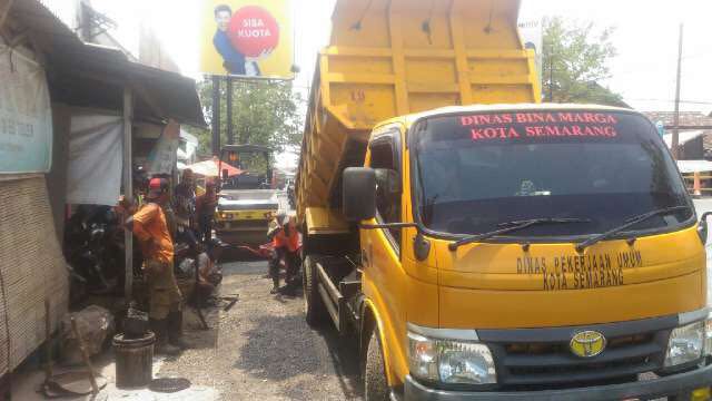 Woltermonginsidi sementara kami tambal mas <a href="/herditotamami/">Herdito Tamami</a> <a href="/hendrarprihadi/">Hendi (Hendrar P)</a>