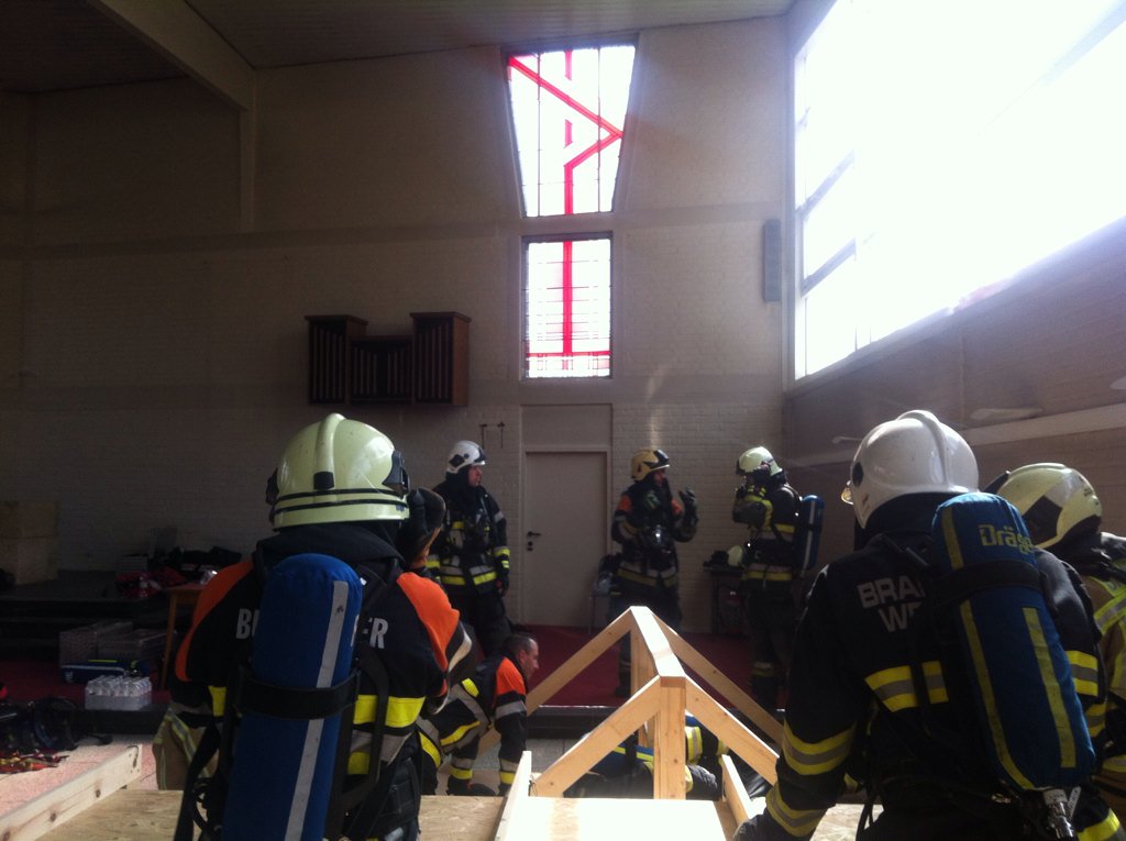 Brandweerman In Nood is gezegend. Fireground Survival parcours staat in een oude kerk. Unieke locatie. <a href="/WOBRAWvl/">WOBRA</a>