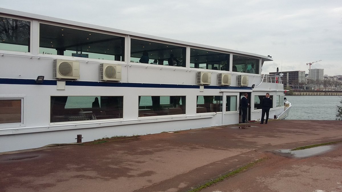 cecilepaturaud's tweet photo. Déjeuner croisière.Présentation de projets #immobilier par @SplConfluence, @socotec_france, SFS @LECDCIMMO #CDCIlyon2017 #emlyonforever https://t.co/Jzp5uKn7kC