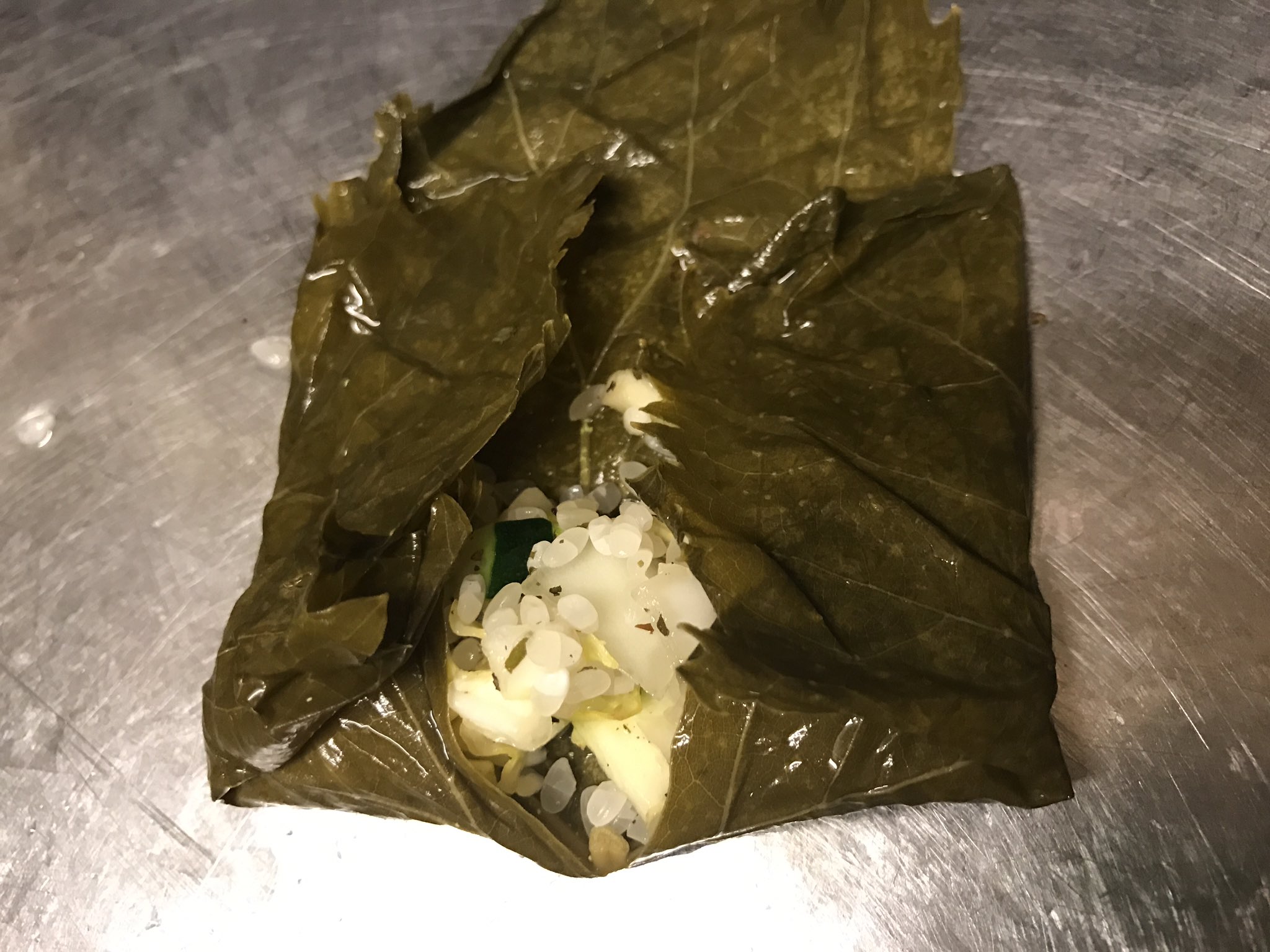 Chef Pa Twitter Dolmades ドルマデス 米2カップ 玉ねぎ ポテト3個 ズッキーニ1本 アーティチョークの芯2個 ミント大匙2をみじん切りして混ぜ 軽く塩胡椒 塩抜きしたブドウの葉で巻きます レタスの上に並べ 水2カップ オリーブオイル1カップ 塩胡椒 Chef Pa Twitter Dolmades ドルマデス 米2カップ 玉ねぎ ポテト3個 ズッキーニ1本 アーティチョークの芯2個 ミント大匙2をみじん切りして混ぜ 軽く塩胡椒 塩抜きしたブドウの葉で巻きます レタスの上に並べ 水2カップ オリーブオイル1カップ 塩胡椒