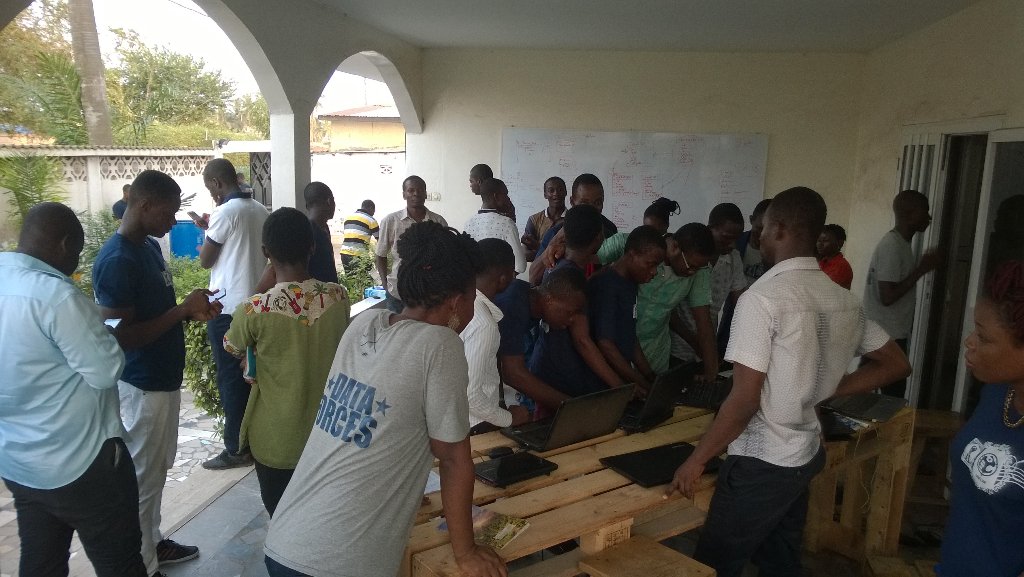 TogoFreeData's tweet photo. @senamekoffi  @Achille @Carlos sur #pyramide fm cet après-midi 105.5 fm à 15h parlons #ecDays @woelab @ki_chango https://t.co/7AlDEgci98