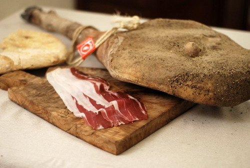 ItalianSchoolVB's tweet image. #Tuscany #RawHam #DOP is a traditional type of ham whose denomination is protected; it is smocked and it has a peculiar delicate flavor #TIS