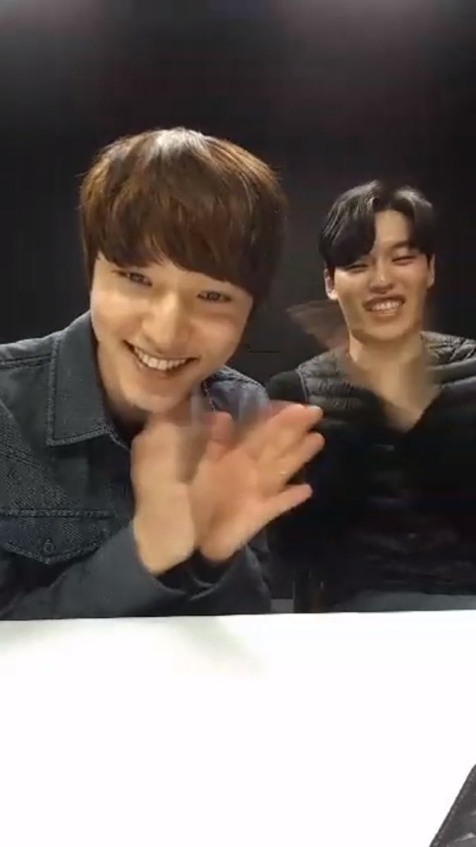 dognogifan's tweet photo. 둘이 물개박수 ㅋㅋㅋㅋ넘 귀여워 엉엉엉 https://t.co/u4hxvI6nf6