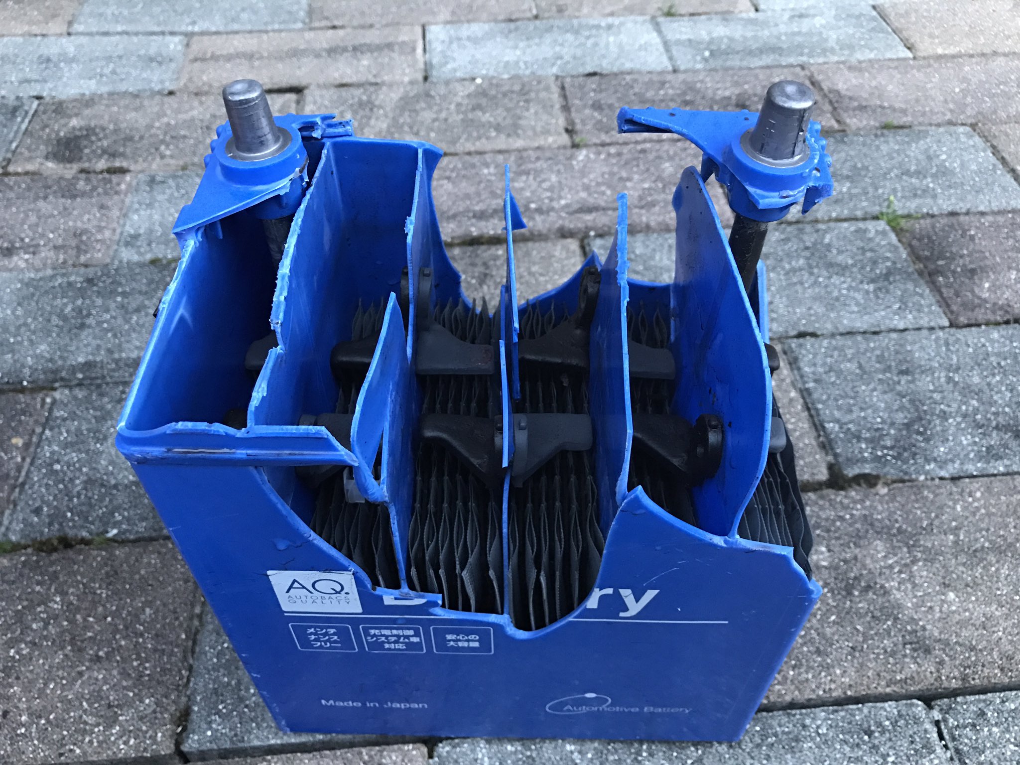 雨宮sky Rx 7 Rx7 Fd3s 購入して半年のバッテリー あまり乗らないので 定期的に充電して使ってました そしたら先日 充電して車にセットした瞬間 大爆発 顔に硫酸浴びるわ 爆発音で片耳難聴ぎみ 1週間病院通いです 涙 車のトランクも硫酸まみれ