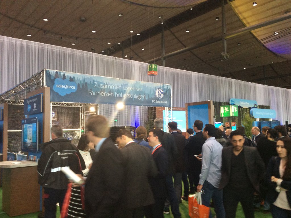 RobokeeperCeBIT's tweet image. Tooooooooor! Und wieder ein Treffer auf der #SalesforceTour! Kommen Sie vorbei in Halle 9!