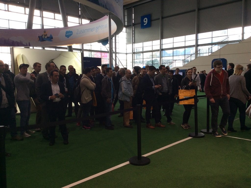 RobokeeperCeBIT's tweet image. Tooooooooor! Und wieder ein Treffer auf der #SalesforceTour! Kommen Sie vorbei in Halle 9!