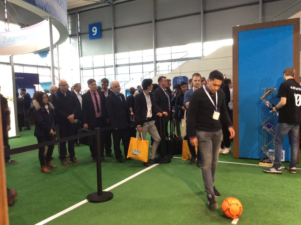 RobokeeperCeBIT's tweet image. Tooooooooor! Und wieder ein Treffer auf der #SalesforceTour! Kommen Sie vorbei in Halle 9!