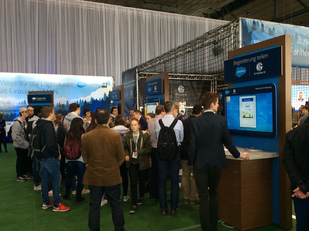 RobokeeperCeBIT's tweet image. Tooooooooor! Und wieder ein Treffer auf der #SalesforceTour! Kommen Sie vorbei in Halle 9!