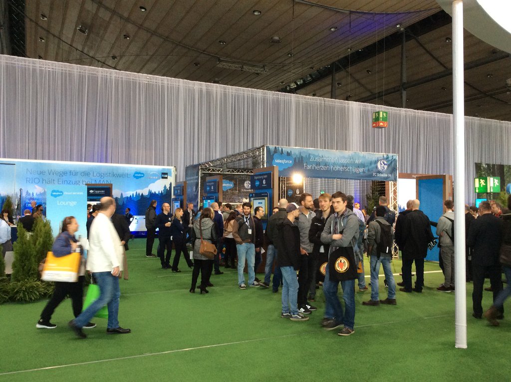 RobokeeperCeBIT's tweet image. Tooooooooor! Und wieder ein Treffer auf der #SalesforceTour! Kommen Sie vorbei in Halle 9!