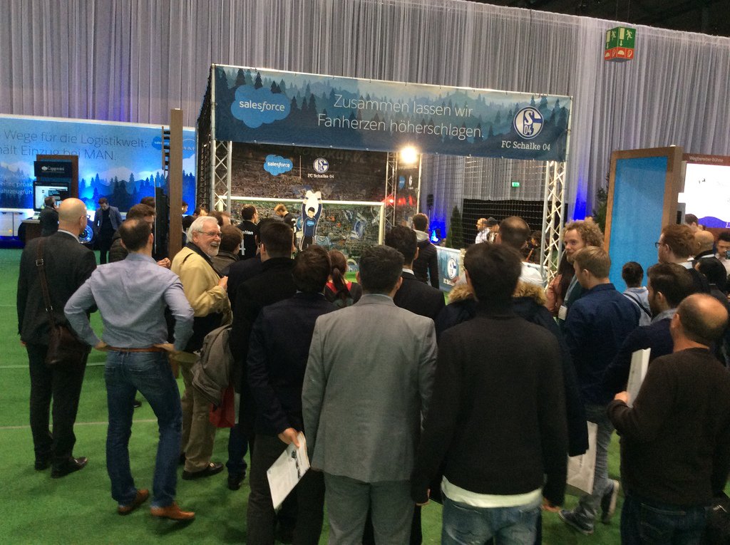 RobokeeperCeBIT's tweet image. Tooooooooor! Und wieder ein Treffer auf der #SalesforceTour! Kommen Sie vorbei in Halle 9!
