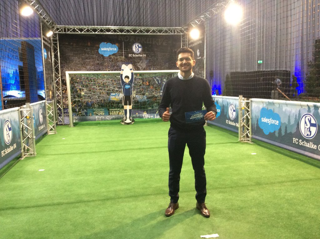 RobokeeperCeBIT's tweet image. Tooooooooor! Und wieder ein Treffer auf der #SalesforceTour! Kommen Sie vorbei in Halle 9!