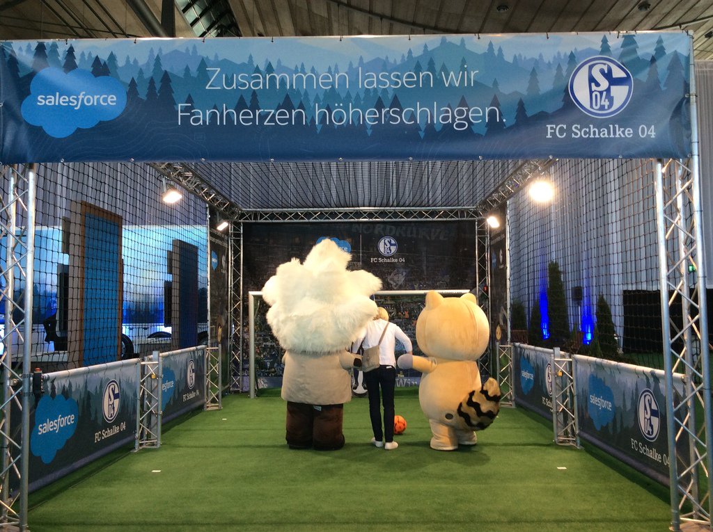 RobokeeperCeBIT's tweet image. Tooooooooor! Und wieder ein Treffer auf der #SalesforceTour! Kommen Sie vorbei in Halle 9!