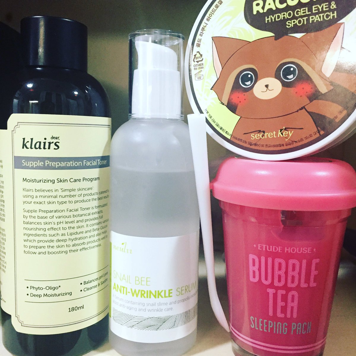 Sandyael's tweet photo. Los MENJURJES de esta noche #klairs #snailbee #serum #bubbletea #sleepingpack #goldracoony #coreancosmetics #cosmeticos #cremas #nigth https://t.co/1Jpp8robyN