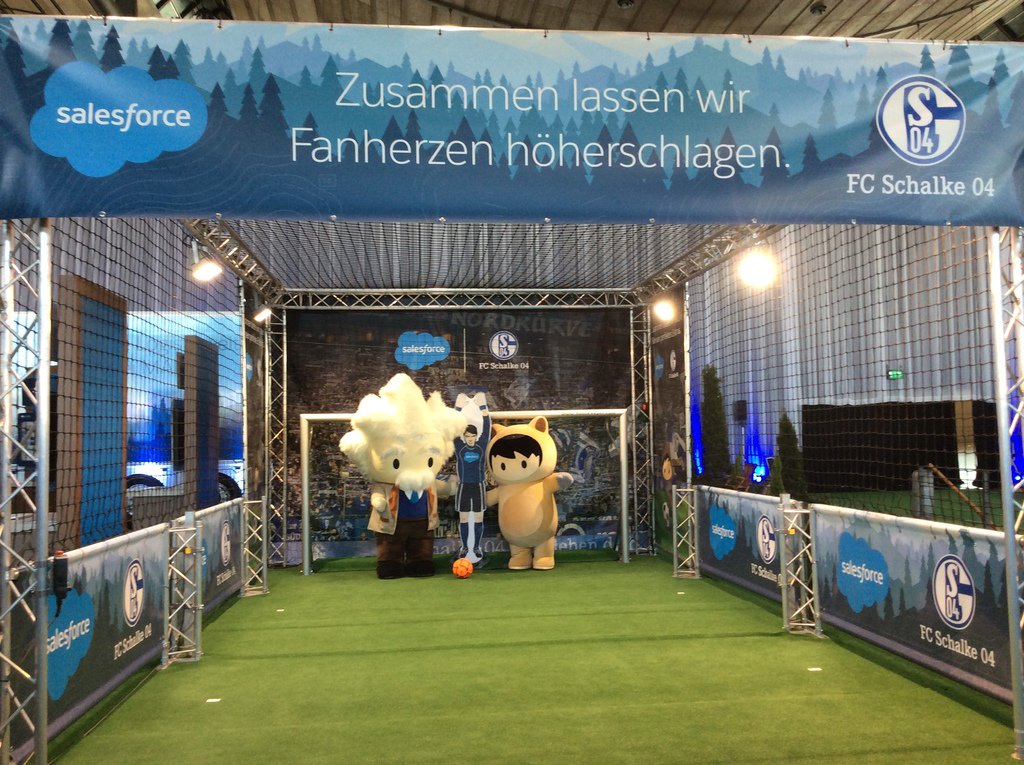 RobokeeperCeBIT's tweet image. Tooooooooor! Und wieder ein Treffer auf der #SalesforceTour! Kommen Sie vorbei in Halle 9!