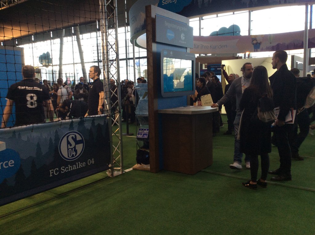 RobokeeperCeBIT's tweet image. Tooooooooor! Und wieder ein Treffer auf der #SalesforceTour! Kommen Sie vorbei in Halle 9!
