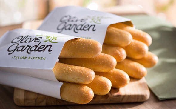 MensHumor's tweet photo. Rt for yeast rolls from Texas Roadhouse like for Olive Garden breadsticks https://t.co/WnnGHTKHgd