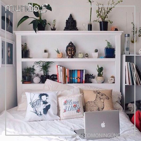 Si no tienes mucho espacio en casa, arma unas repisas en tu cabecera y llénalas de recuerdos.