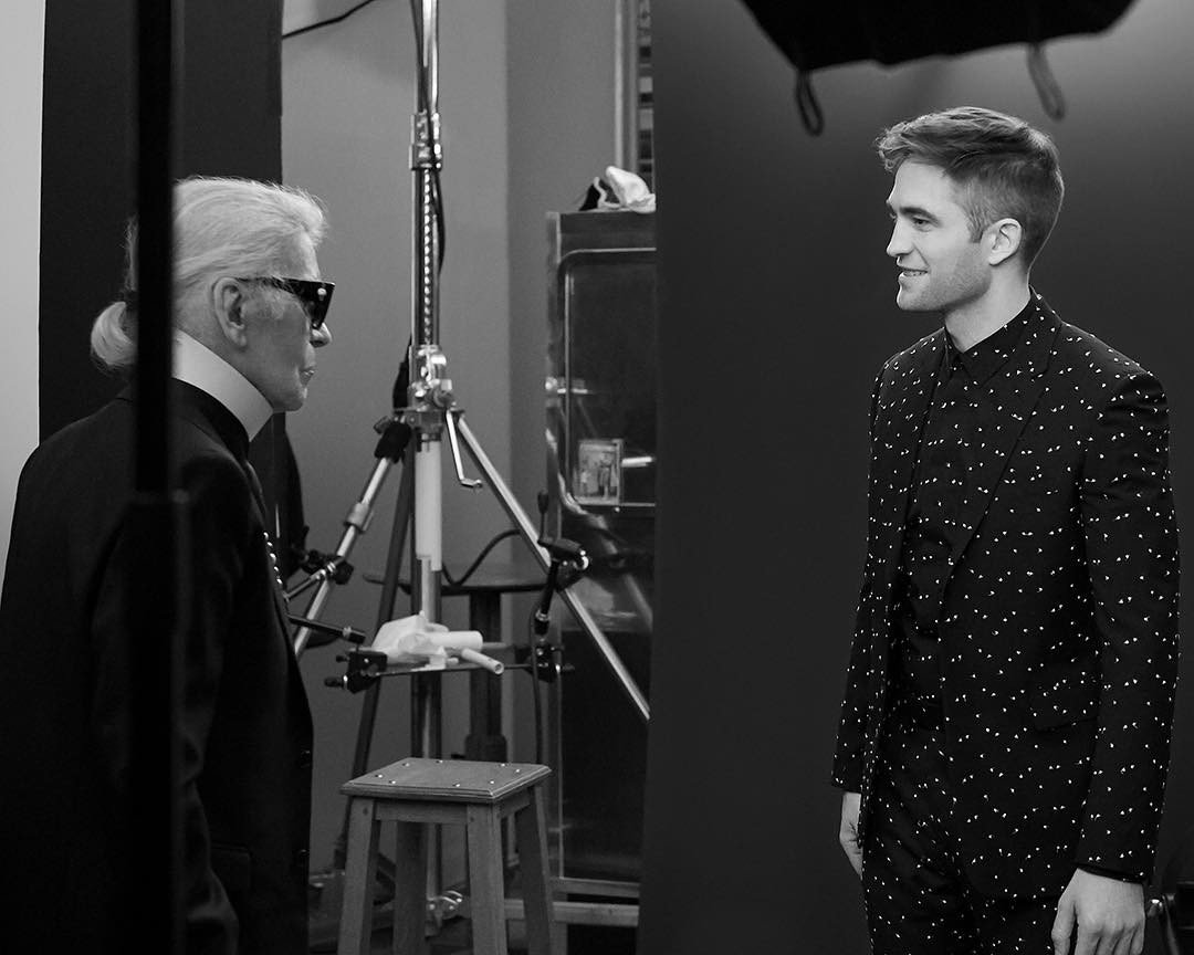 Pattinson Art Work on Twitter: "Update: Another BTS picture of Robert  Pattinson & Karl Lagerfeld. Lovely smile :) https://t.co/kbhEBY0Bfy… "