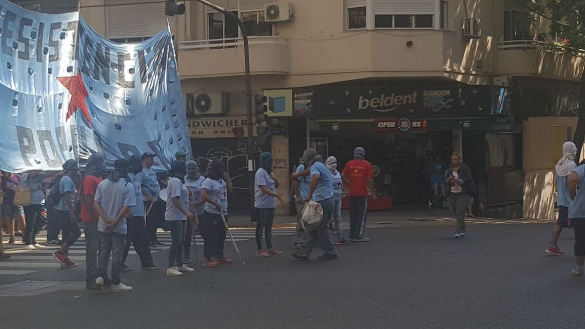 sangarciacorre's tweet photo. Esta foto es de ahora. Encapuchados y con palos. La parte de la memoria no la entendieron. (via @JorFeOK) https://t.co/nKEcofffDs