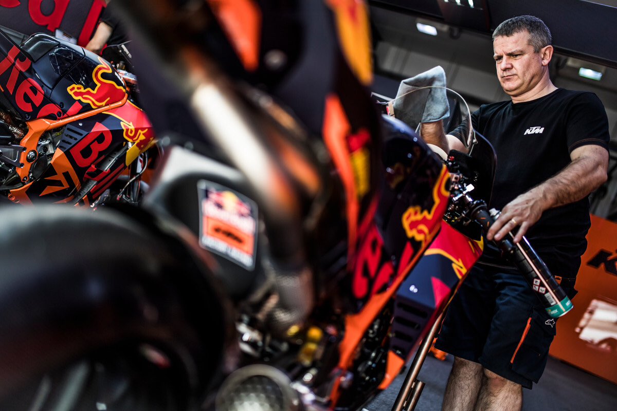 KTM_Racing's tweet photo. THX #Motorex, all clean for FP3 @MotoGP #QatarGP. ✨🇶🇦👌
#KTM #RC16 #READYTORACE #GivesYouWings #MotoGP2017
📷 #MarcinKin https://t.co/h9mro0CBMo