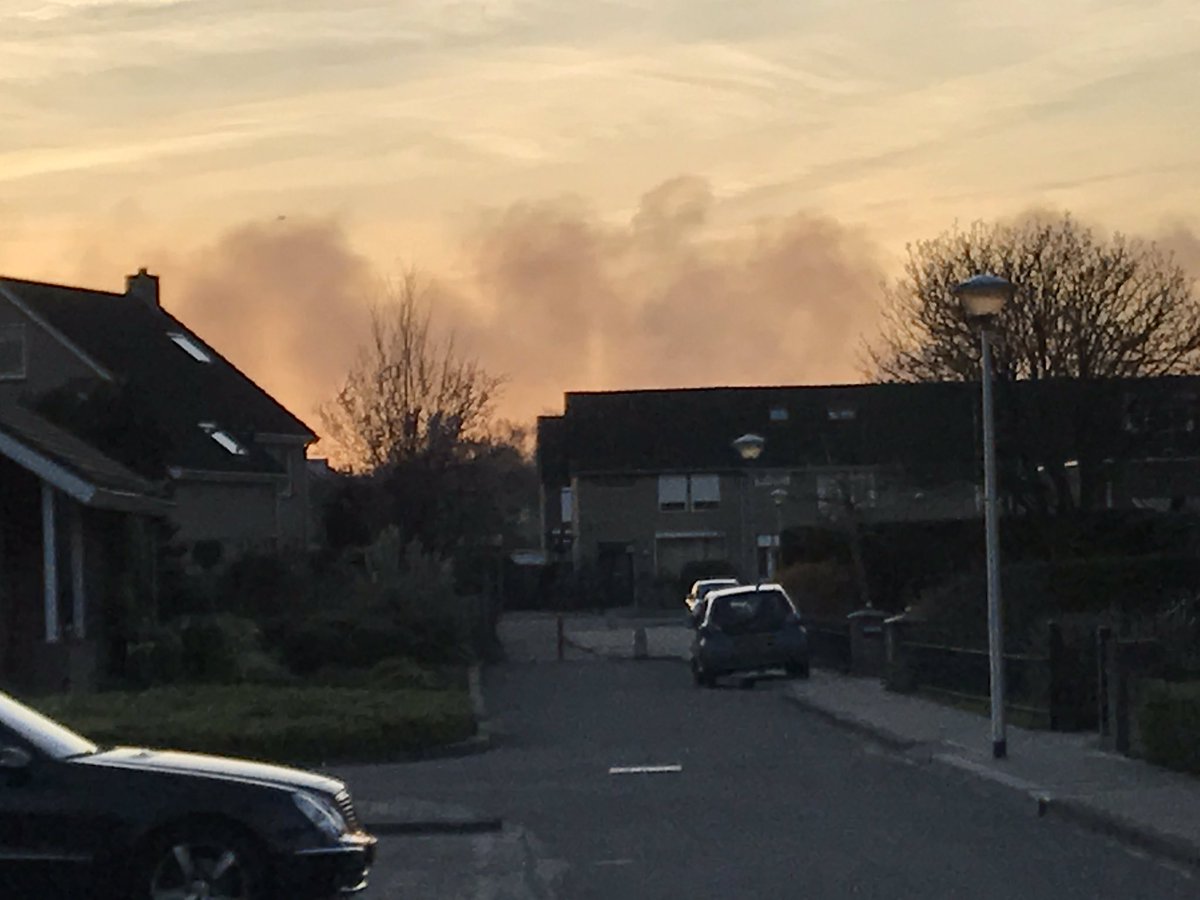Marco_Reinier's tweet photo. #havenplein #industrie #agrarisch #delan #genemuiden #brand #verre #omtrek #rookontwikkeling https://t.co/8Glh8gnkG8