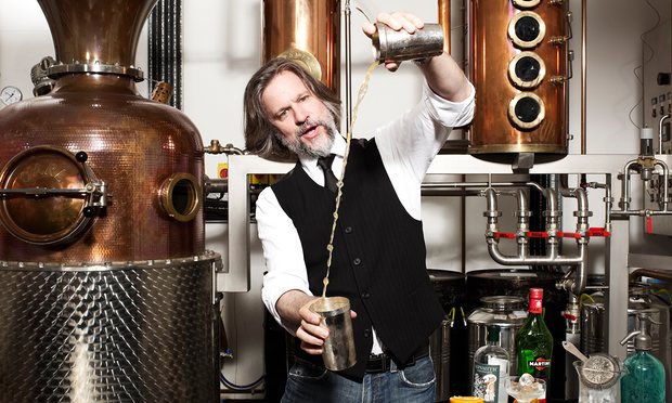 sipsmith's tweet image. There's definitely a wrong way to garnish a drink. Never make that mistake again: : bit.ly/2hD6IfP #NationalCocktailDay @mixellany