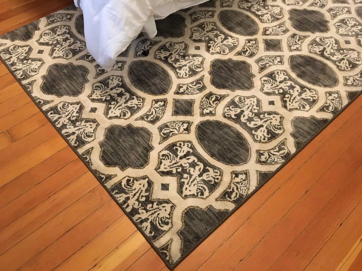 springcleanRW's tweet image. Didn&apos;t know if it was kosher to tweet a pic of my clean bed/sheets for work so here&apos;s a pic of my carpet I vacuumed 🤗#thriveatclorox